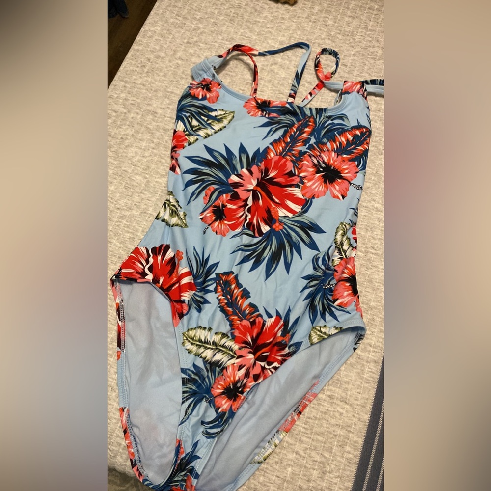 One piece swimsuit size med